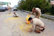 Elderly's lentils scattered on the road, the inspector collected it with his hands, VIDEO of the human face of UP police went viral