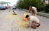 Elderly's lentils scattered on the road, the inspector collected it with his hands, VIDEO of the human face of UP police went viral