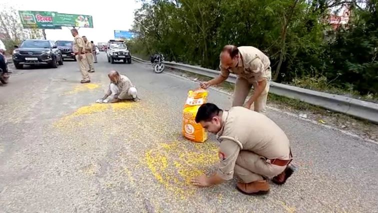 Elderly's lentils scattered on the road, the inspector collected it with his hands, VIDEO of the human face of UP police went viral