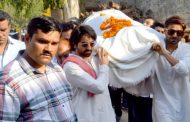 Ayushman and Aparshakti gave shoulder to father with moist eyes, these pictures of last journey will make you cry