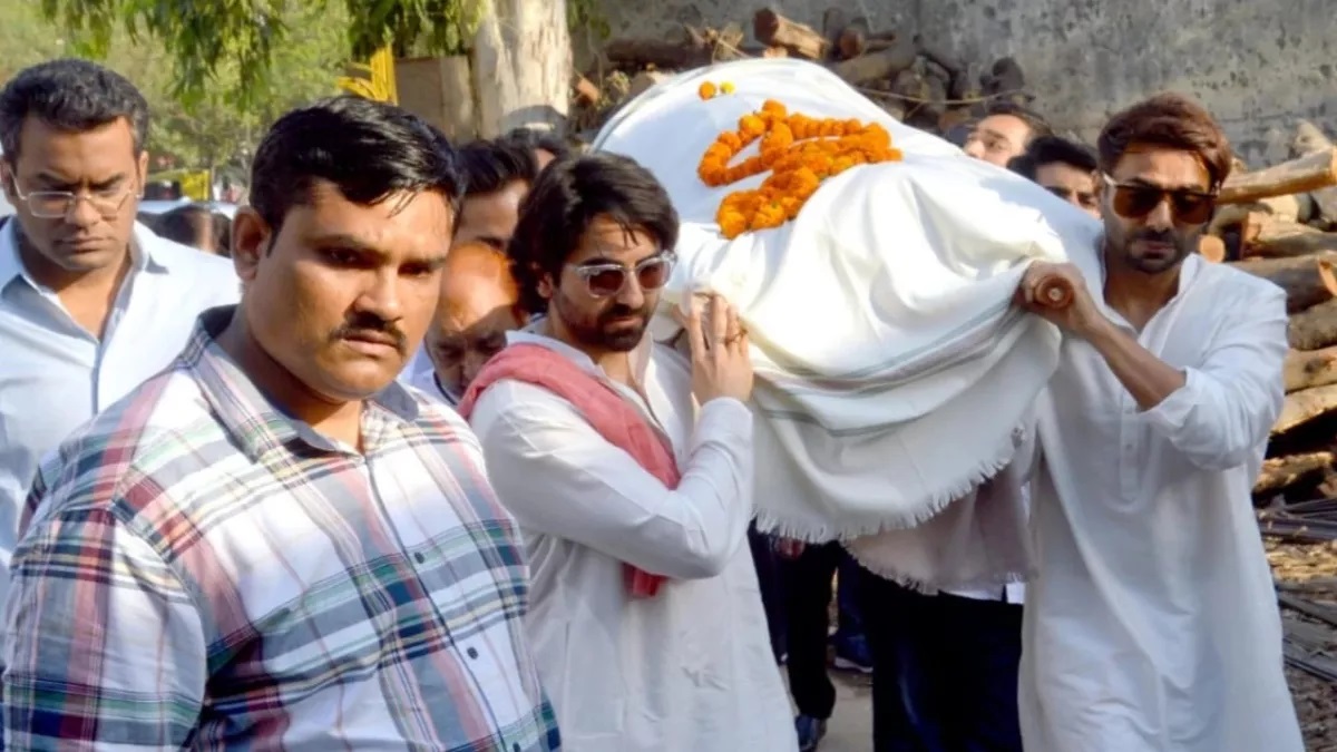 Ayushman and Aparshakti gave shoulder to father with moist eyes, these pictures of last journey will make you cry