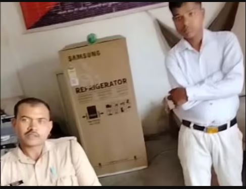Distressed by the heat, the sub-inspector demanded a bribe for a refrigerator, the video went viral and the investigation began