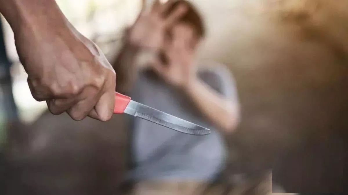 Daughter's bloody game! Meeting with lover, stabbed father with knife, tried to kill brother too