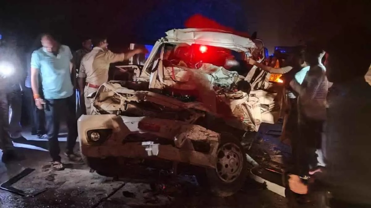 Bolero rammed into a truck parked in Banda, 7 killed: mother-son among those who died; The dead bodies were cut from the cutter machine; The vehicle was at a speed of 120