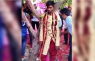 On demanding dowry, the groom was tied to a tree, the baratis were also made hostage