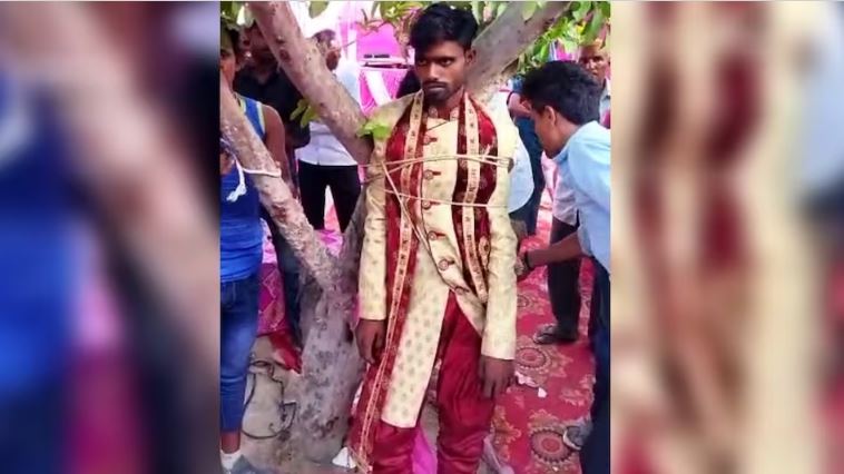 On demanding dowry, the groom was tied to a tree, the baratis were also made hostage
