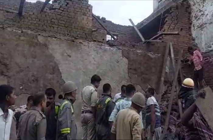 The roof of the house fell in Bulandshahr, 4 people of the same family died under the debris