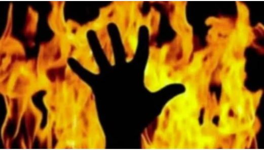 Wife goes missing without informing in Kanpur, husband sets himself on fire in front of police station