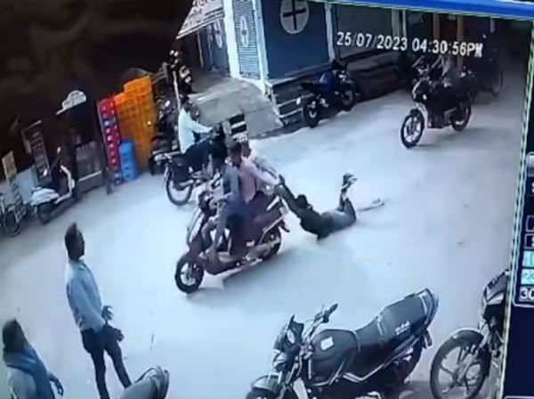 Vandalism in Bareilly, tied to a scooty and dragged on the road, the victim struggled to save himself