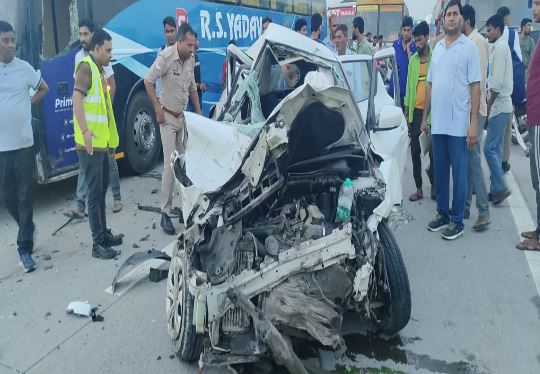 Bus crushed the young man who was saving the victims of accident on Yamuna Expressway, four killed and six injured