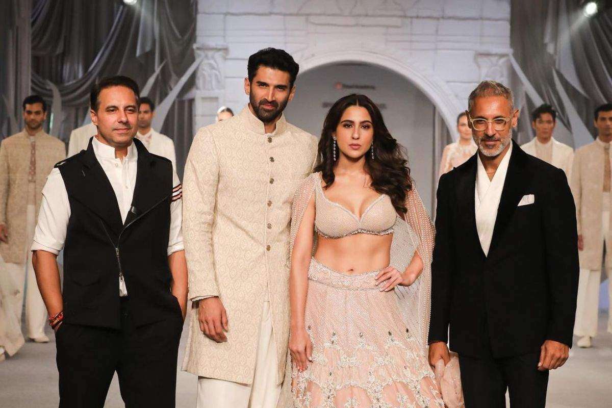 Sara became the showstopper with Aditya Roy Kapur, seeing the walk of the actress, users said - 'Deduct 50 rupees for overacting'