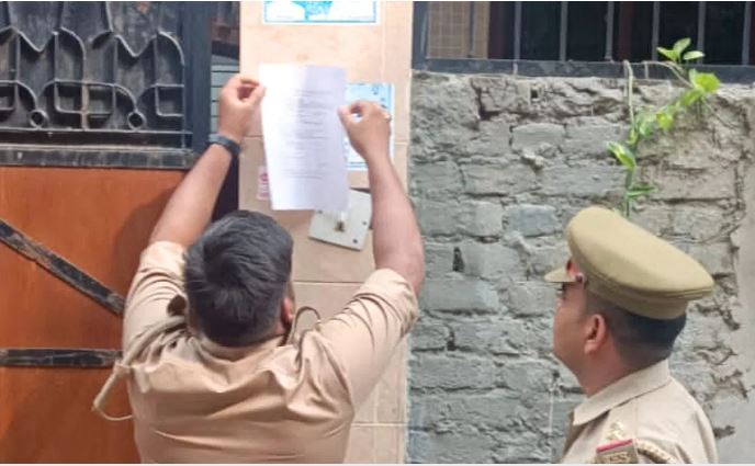 Police clamped down on Atiq's sister, pasted attachment notice at home; Guddu is accused of giving shelter to Muslim