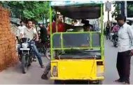 The gunman beat up the e-rickshaw driver in Banda: Dabang was seen kicking and punching, pulled his hair and said while abusing - can't be seen, how did he get hit like this