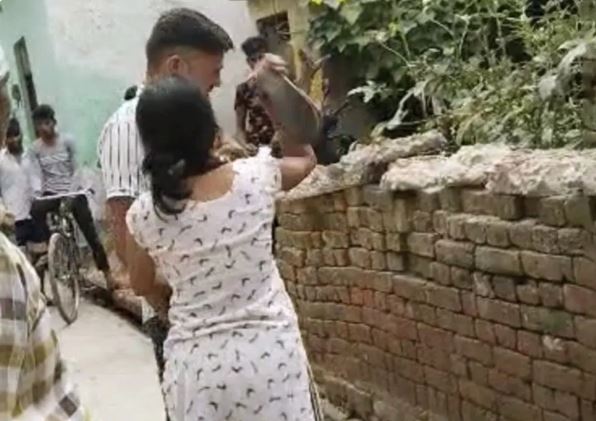 UP: In 40 seconds, the girl hit the face of the young man with 15 slippers, the order of the Panchayat in the discussion