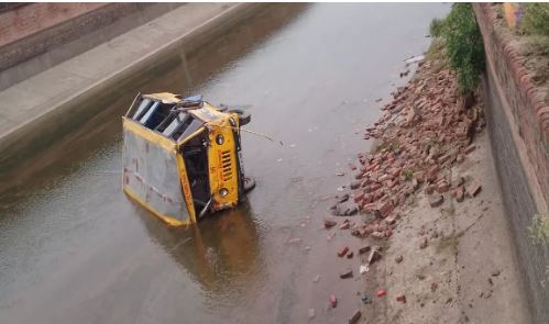Bijnor: A bus full of school children overturned in the canal, one died