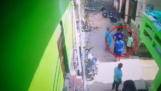 Ghaziabad: Muslim youth cut off the braid of a Hindu youth, pelted him with sticks and rods.