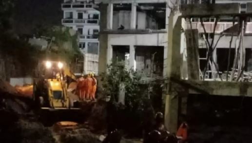 Major accident in Lucknow: A part of the under-construction apartment collapsed, five huts were hit; Two killed, 12 buried