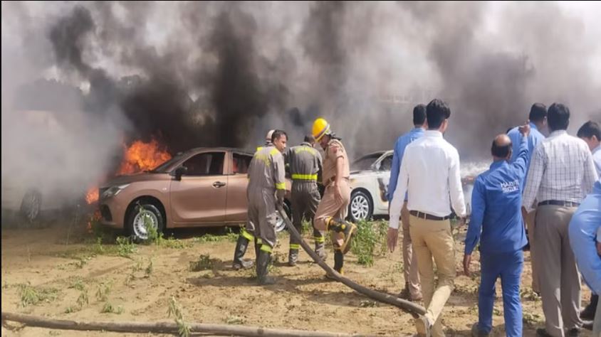 Prayagraj: A massive fire broke out in the garage of Maruti Suzuki, many cars got burnt, the accident happened due to high tension wire breaking and falling.