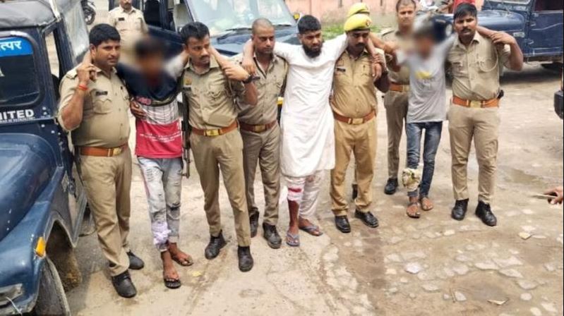 Case of pulling dupatta of student in Ambedkar Nagar, police shot the fleeing accused