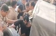 Kicking and punching between two groups of students in Lucknow University, youth kept getting beaten in front of police
