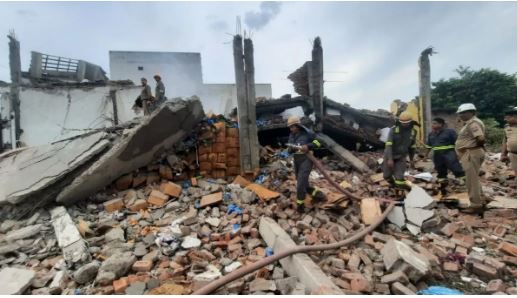 Big explosion in firecracker factory in Meerut, four killed, many injured, three houses collapsed, relief work underway