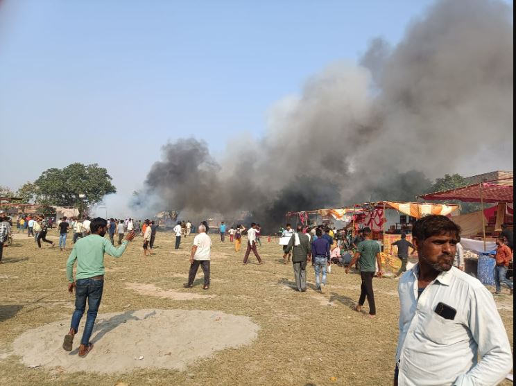 A massive fire broke out in the firecracker market of Mathura, many shops got affected, more than 10 people got burnt.