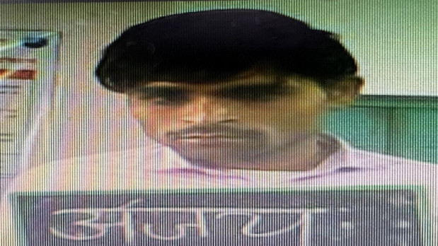 Etawah: Prisoner escaped by dodging jail staff from District Jail, panic in jail administration, prisoner guard suspended