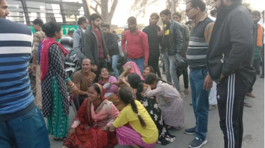 Dumper hits e-rickshaw in Greater Noida, three dead including pregnant woman