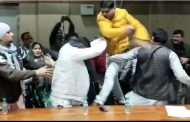 There was a fierce fight between the councilors in the board meeting in Shamli, kicking and punching took place in front of the police, Video Viral