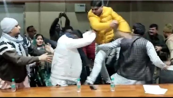 There was a fierce fight between the councilors in the board meeting in Shamli, kicking and punching took place in front of the police, Video Viral