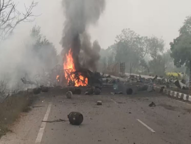 Truck caught fire, huge explosion, LPG cylinder flew in the air