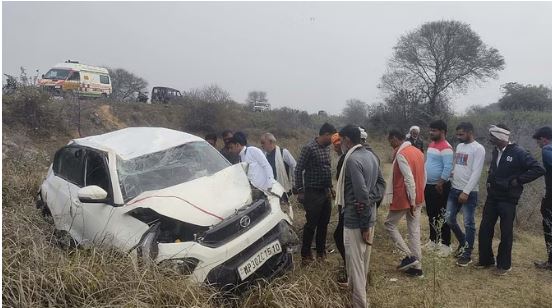 Grocery merchant's son kidnapped in broad daylight, miscreants' car fell into a pit when police chased them.