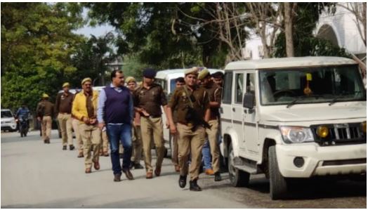 A criminal carrying a reward of Rs 1 lakh was caught by UP STF in an encounter, had escaped from jail 8 years ago.