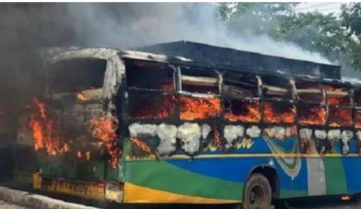 Bus caught fire due to short circuit on Agra-Lucknow Expressway Highway... 13 people including driver-conductor got burnt