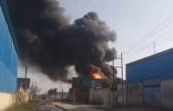 A massive fire broke out in a chemical factory, drums burst with a bang, there was chaos among the employees, the team was busy in extinguishing it.