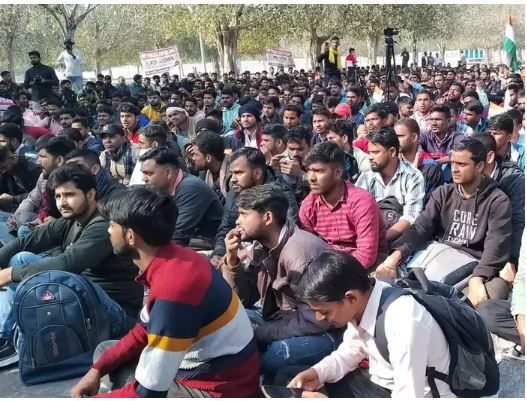 UP Police recruitment exam should be conducted again... Hundreds of students gathered in Lucknow on the allegation of paper leak.