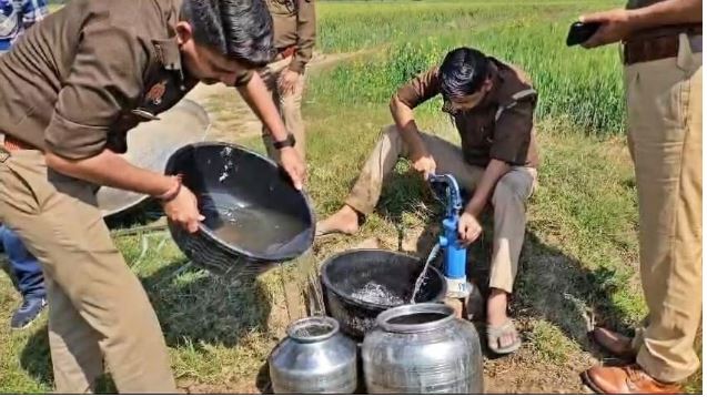 Jhansi: Liquor started coming out from the hand pump instead of water, the police who went to raid were surprised, this was revealed