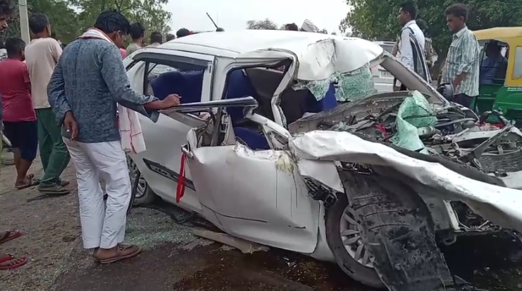 Car collides with truck while overtaking in Kanpur, three people killed, two seriously injured