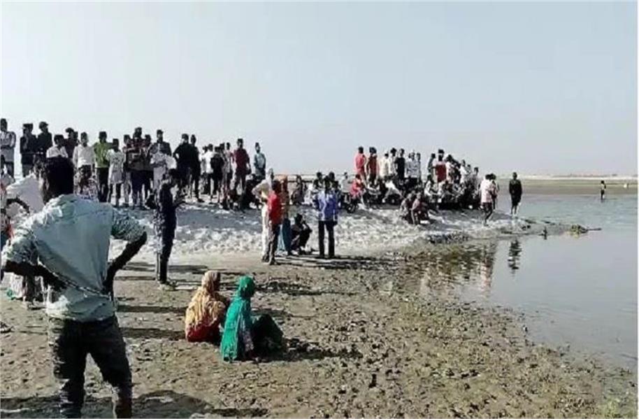 Barabanki: 5 children drowned in the river while bathing, bodies of two found...Divers engaged in search of three.