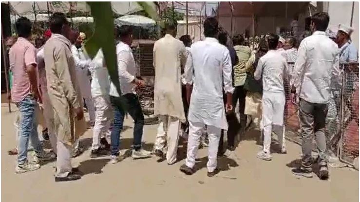 Meerut: RLD supporters beat up BJP worker in Jayant Choudhary's meeting, video goes viral.