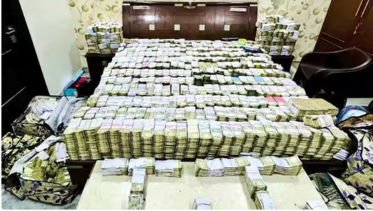 IT raid at the house of three shoe businessmen in Agra, officials shocked to see mountain of notes