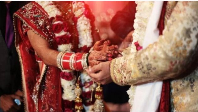 At the time of Jaymala, the groom kissed the bride, then there was fierce fighting with sticks on both sides... the wedding procession returned empty handed.