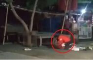 The momos seller threw the young man on the road, then stabbed him several times on the neck with a knife… people kept making videos