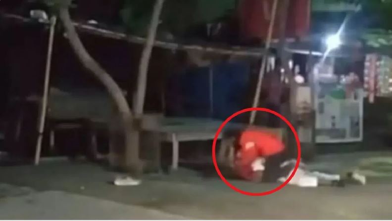 The momos seller threw the young man on the road, then stabbed him several times on the neck with a knife… people kept making videos