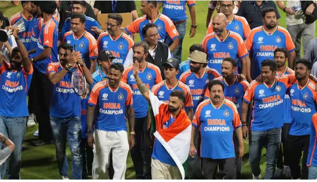 Vande Mataram...when Kohli, Rohit and Hardik sang Maa Tujhe Salaam together, you will get goosebumps after watching the video