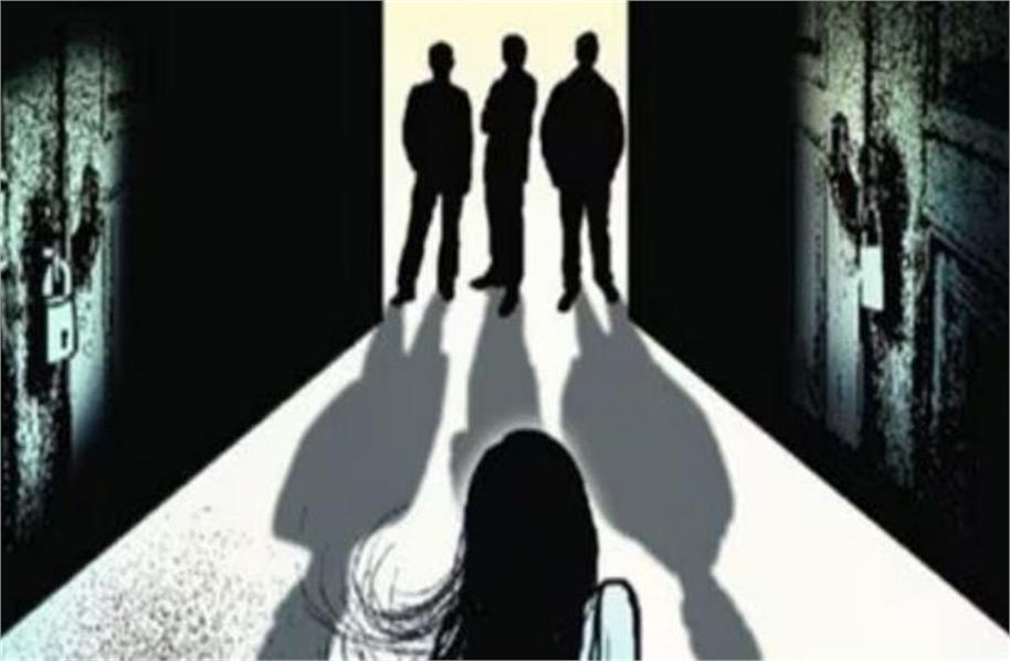 A young woman was kidnapped from a train and gangraped; the accused fled after throwing the victim on the Kanpur-Agra highway, her condition is critical