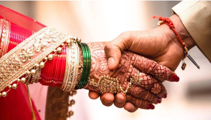 While going to her in-laws' house, the bride screamed in the car, as soon as the driver applied the brakes, she ran away - this truth was revealed later