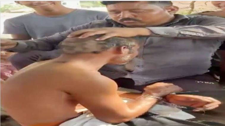 Jhansi: A young man was punished for not preparing fodder for the buffalo, his head was shaved and he was tied with his hands and legs and hung on a tree