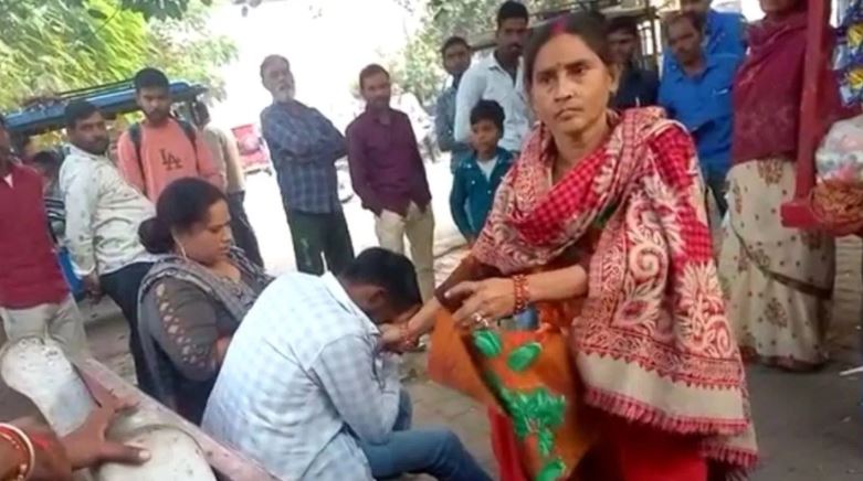 First slapped, then hit with slippers too… 3 women beat up a young man in Hardoi
