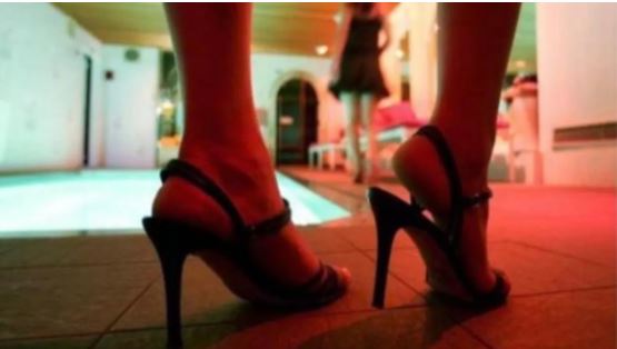 Prostitution was going on under the guise of hookah bar in Gorakhpur, 8 arrested including a woman